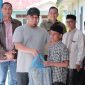 Pj Bupati Aceh Besar Muhammad Iswanto, SSTP, MM bersama Danlanud SIM Kolonel Pnb Hantarno Edi Sasmoyo melakukan foto bersama usai menyerahkan sembako kepada anak yatim Rumah Singgah Bumi Moro, di Gampong Garot, Darul Imarah, Aceh Besar, Minggu (28/4/2024).
Foto : MC Aceh Besar