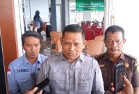 Asisten Intelijen Kejati Aceh, Mukhzan SH, MH didampingi oleh Kasie Penkum Ali Rasab Lubis (Foto: jbnn.net)