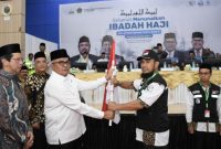 Pj Gubernur Aceh Bustami melakukan pelepasan jamaah haji kloter Pertama Jamaah Calon Haji Aceh di Asrama Haji di Banda Aceh. Kloter pertama ini terbang menuju Arab Saudi pada hari Rabu 29 Mei 2024 melalui Bandara Internasional Sultan Iskandar Muda.(Foto :Biro Adpim Setda Aceh)