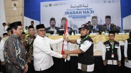 Pj Gubernur Aceh Bustami melakukan pelepasan jamaah haji kloter Pertama Jamaah Calon Haji Aceh di Asrama Haji di Banda Aceh. Kloter pertama ini terbang menuju Arab Saudi pada hari Rabu 29 Mei 2024 melalui Bandara Internasional Sultan Iskandar Muda.(Foto :Biro Adpim Setda Aceh)