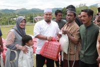 Pj Bupati Aceh Besar Muhammad Iswanto SSTP MM, menyerahkan bantuan sosial berupa 100 paket sembako untuk warga Kota Jantho dan sekitarnya yang berlangsung di komplek Jantho Sport City (JSC) Kota Jantho, Jum'at (31/5/2024). FOTO: MC Aceh Besar