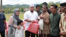 Pj Bupati Aceh Besar Muhammad Iswanto SSTP MM, menyerahkan bantuan sosial berupa 100 paket sembako untuk warga Kota Jantho dan sekitarnya yang berlangsung di komplek Jantho Sport City (JSC) Kota Jantho, Jum'at (31/5/2024). FOTO: MC Aceh Besar