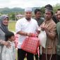 Pj Bupati Aceh Besar Muhammad Iswanto SSTP MM, menyerahkan bantuan sosial berupa 100 paket sembako untuk warga Kota Jantho dan sekitarnya yang berlangsung di komplek Jantho Sport City (JSC) Kota Jantho, Jum'at (31/5/2024). FOTO: MC Aceh Besar