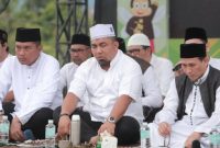 Pj Bupati Aceh Besar Muhammad Iswanto, SSTP, MM bersama Imuem Syiek Masjid Al Munawarah Abah Junaidi , Tgk Umar Ismail serta para pejabat lainnya dilingkungan Pemkab Aceh Besar mengikuti Zikir Akbar yang dilangsungkan di Jantho Sport City (JSC) Jumat (31/5/2024).foto:MC Aceh Besar