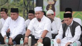 Pj Bupati Aceh Besar Muhammad Iswanto, SSTP, MM bersama Imuem Syiek Masjid Al Munawarah Abah Junaidi , Tgk Umar Ismail serta para pejabat lainnya dilingkungan Pemkab Aceh Besar mengikuti Zikir Akbar yang dilangsungkan di Jantho Sport City (JSC) Jumat (31/5/2024).foto:MC Aceh Besar