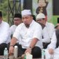 Pj Bupati Aceh Besar Muhammad Iswanto, SSTP, MM bersama Imuem Syiek Masjid Al Munawarah Abah Junaidi , Tgk Umar Ismail serta para pejabat lainnya dilingkungan Pemkab Aceh Besar mengikuti Zikir Akbar yang dilangsungkan di Jantho Sport City (JSC) Jumat (31/5/2024).foto:MC Aceh Besar