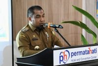 Pj Bupati Aceh Besar, Muhammad Iswanto, S.STP MM memberi sambutan sekaligus membuka acara Rapat Koordlintas Program Lintas Sektor Pelaksana Kegiatan Intervensi Serentak Pencegahan Stunting di Permata Hati Centre, Gampong Meunasah Manyang, Kecamatan Ingin Jaya, Aceh Besar, Selasa (4/6/2024). Foto: MC Aceh Besar.