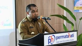 Pj Bupati Aceh Besar, Muhammad Iswanto, S.STP MM memberi sambutan sekaligus membuka acara Rapat Koordlintas Program Lintas Sektor Pelaksana Kegiatan Intervensi Serentak Pencegahan Stunting di Permata Hati Centre, Gampong Meunasah Manyang, Kecamatan Ingin Jaya, Aceh Besar, Selasa (4/6/2024). Foto: MC Aceh Besar.
