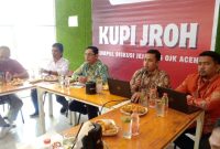 [7/6 08.40] Maimun A. Hamid: Kepala Otaritas Jasa Keuangan (OJK) Aceh Yusri (tengah) bersama jajarannya memaparkan kinerja bank pada quartal pertama tahun 2024 pada acara kumpul diskusi jejaring OJK Aceh  yang berlangsung di Banda Aceh Kamis (6/6/2024).
Foto : Basrul bandapos.com