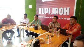 [7/6 08.40] Maimun A. Hamid: Kepala Otaritas Jasa Keuangan (OJK) Aceh Yusri (tengah) bersama jajarannya memaparkan kinerja bank pada quartal pertama tahun 2024 pada acara kumpul diskusi jejaring OJK Aceh  yang berlangsung di Banda Aceh Kamis (6/6/2024).
Foto : Basrul bandapos.com