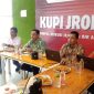 [7/6 08.40] Maimun A. Hamid: Kepala Otaritas Jasa Keuangan (OJK) Aceh Yusri (tengah) bersama jajarannya memaparkan kinerja bank pada quartal pertama tahun 2024 pada acara kumpul diskusi jejaring OJK Aceh  yang berlangsung di Banda Aceh Kamis (6/6/2024).
Foto : Basrul bandapos.com