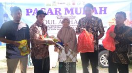 Kasi analis perdagangan Diskopukmdag Aceh Besar Abdul Hadi, SE menyerahkan paket secara simbolis paket pasar khusus kepada salah satu pembeli di Pasar Krueng Raya, Kecamatan Mesjid Raya, Aceh Besar, Kamis (6/6/2024) Foto : MC Aceh Besar
