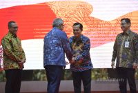 Pj Gubernur Aceh Bustami Hamzah bersalaman seraya  mengucapkan selamat bertugas kepada Deddi Peryoga sebagai kepala Otoritas Jasa Keuangan (OJK) Aceh yang baru Selasa (11/6/2024) di Anjong Mon Mata Pendopo Gubernur Aceh
