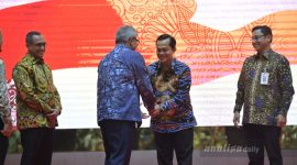 Pj Gubernur Aceh Bustami Hamzah bersalaman seraya  mengucapkan selamat bertugas kepada Deddi Peryoga sebagai kepala Otoritas Jasa Keuangan (OJK) Aceh yang baru Selasa (11/6/2024) di Anjong Mon Mata Pendopo Gubernur Aceh