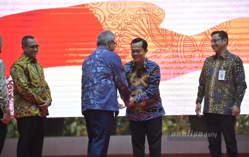 Pj Gubernur Aceh Bustami Hamzah bersalaman seraya mengucapkan selamat bertugas kepada Deddi Peryoga sebagai kepala Otoritas Jasa Keuangan (OJK) Aceh yang baru Selasa (11/6/2024) di Anjong Mon Mata Pendopo Gubernur Aceh