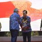Pj Gubernur Aceh Bustami Hamzah bersalaman seraya  mengucapkan selamat bertugas kepada Deddi Peryoga sebagai kepala Otoritas Jasa Keuangan (OJK) Aceh yang baru Selasa (11/6/2024) di Anjong Mon Mata Pendopo Gubernur Aceh