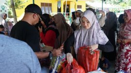 Petugas Dinas Pangan Aceh Besar dan Bulog Aceh melayani warga Lon Asan Kecamatan Lembah Seulawah, belanja pangan murah di Meunasah gampong setempat, Rabu (12/6/2024) FOTO : MC Aceh Besar