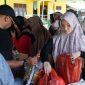 Petugas Dinas Pangan Aceh Besar dan Bulog Aceh melayani warga Lon Asan Kecamatan Lembah Seulawah, belanja pangan murah di Meunasah gampong setempat, Rabu (12/6/2024) FOTO : MC Aceh Besar