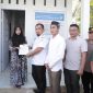 Pj Bupati Aceh Besar Muhammad Iswanto menyerahkan sertifikat rumah kepada Muhaimi Fahmi salah seorang penerima bantuan rumah dari Islamic Relief Indonesia dan Baitul Mal Aceh Besar di Gampong Lamteh Kecamatan Peukan Badan, Aceh Besar, Rabu (26/6/2024). Foto : MC Aceh Besar