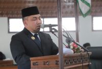 Pj Bupati Aceh Besar Muhammad Iswanto di depan Sidang Paripurna DPRK Aceh Besar, Selasa (02/07/2024). Foto: MC Aceh Besar.
