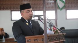 Pj Bupati Aceh Besar Muhammad Iswanto di depan Sidang Paripurna DPRK Aceh Besar, Selasa (02/07/2024). Foto: MC Aceh Besar.