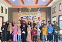Geuchik Gampong Mulia Kurnia Zaith melakukan foto bersama usai menyerahkan santunan biaya pendidikan bagi anak yatim di Aula Kantor Geuchik Setempat Rabu (3/7/2024).
Foto : bandapos.com