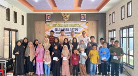 Geuchik Gampong Mulia Kurnia Zaith melakukan foto bersama usai menyerahkan santunan biaya pendidikan bagi anak yatim di Aula Kantor Geuchik Setempat Rabu (3/7/2024).
Foto : bandapos.com