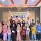 Geuchik Gampong Mulia Kurnia Zaith melakukan foto bersama usai menyerahkan santunan biaya pendidikan bagi anak yatim di Aula Kantor Geuchik Setempat Rabu (3/7/2024).
Foto : bandapos.com