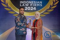 Managing Partner MNP Law Firm, Jufrian Murzal ,saat menerima penghargaan dari Hukum Online (foto: ist).
