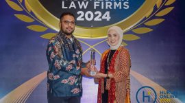 Managing Partner MNP Law Firm, Jufrian Murzal ,saat menerima penghargaan dari Hukum Online (foto: ist).