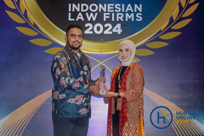 Managing Partner MNP Law Firm, Jufrian Murzal ,saat menerima penghargaan dari Hukum Online (foto: ist).