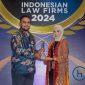 Managing Partner MNP Law Firm, Jufrian Murzal ,saat menerima penghargaan dari Hukum Online (foto: ist).