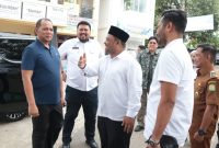 Sekda Aceh Besar  Sulaimi didampingi oleh Camat Blang Bintang dan Keuchik Bueng Sidom sambut Dirjen Pemdes yang didampingi Kaban PMG Aceh. (Foto MC Aceh Besar)