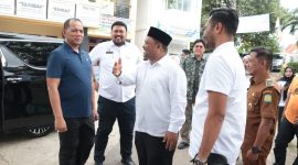 Sekda Aceh Besar  Sulaimi didampingi oleh Camat Blang Bintang dan Keuchik Bueng Sidom sambut Dirjen Pemdes yang didampingi Kaban PMG Aceh. (Foto MC Aceh Besar)