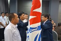 Ketua Umum MIO Indonesia AYS Prayogie menyerahkan bendera pataka kepada Ketua MIO Indonesia Aceh Maimun A.Hamid dalam prosesi acara pelantikan dan pengukuhan Rabu (10/7/2024) di Kyriad Muraya Hotel Banda Aceh