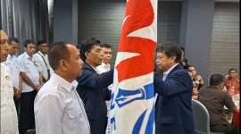 Ketua Umum MIO Indonesia AYS Prayogie menyerahkan bendera pataka kepada Ketua MIO Indonesia Aceh Maimun A.Hamid dalam prosesi acara pelantikan dan pengukuhan Rabu (10/7/2024) di Kyriad Muraya Hotel Banda Aceh