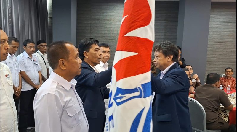 Ketua Umum MIO Indonesia AYS Prayogie menyerahkan bendera pataka kepada Ketua MIO Indonesia Aceh Maimun A.Hamid dalam prosesi acara pelantikan dan pengukuhan Rabu (10/7/2024) di Kyriad Muraya Hotel Banda Aceh