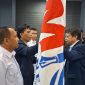 Ketua Umum MIO Indonesia AYS Prayogie menyerahkan bendera pataka kepada Ketua MIO Indonesia Aceh Maimun A.Hamid dalam prosesi acara pelantikan dan pengukuhan Rabu (10/7/2024) di Kyriad Muraya Hotel Banda Aceh