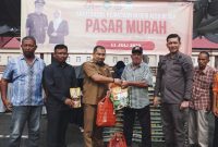 Pj Bupati Aceh Besar Muhammad Iswanto SSTP MM menyerahkan secara simbolis belanja kepada warga saat membuka pasar murah dalam rangka bakti sosial Kejaksaan Negeri Aceh Besar menyambut Hari Bhakti Adhyaksa ke-64 tahun 2024 di komplek Kejaksaan Negeri Aceh Besar, Kamis (11/7/2024). Foto : MC Aceh Besar