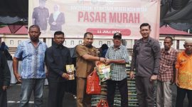 Pj Bupati Aceh Besar Muhammad Iswanto SSTP MM menyerahkan secara simbolis belanja kepada warga saat membuka pasar murah dalam rangka bakti sosial Kejaksaan Negeri Aceh Besar menyambut Hari Bhakti Adhyaksa ke-64 tahun 2024 di komplek Kejaksaan Negeri Aceh Besar, Kamis (11/7/2024). Foto : MC Aceh Besar