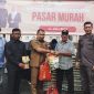 Pj Bupati Aceh Besar Muhammad Iswanto SSTP MM menyerahkan secara simbolis belanja kepada warga saat membuka pasar murah dalam rangka bakti sosial Kejaksaan Negeri Aceh Besar menyambut Hari Bhakti Adhyaksa ke-64 tahun 2024 di komplek Kejaksaan Negeri Aceh Besar, Kamis (11/7/2024). Foto : MC Aceh Besar
