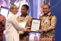 Pimpinan KPK, Alexander Marwata, AK, SH, MH. CFE kepada Plt. Dirut Bank Aceh, Fadhil Ilyas di Gedung Gradika Bhakti Praja, Semarang Jawa Tengah pada tanggal 11 Juli 2024 (Foto: Dok Humas Bank Aceh Syariah)