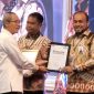 Pimpinan KPK, Alexander Marwata, AK, SH, MH. CFE kepada Plt. Dirut Bank Aceh, Fadhil Ilyas di Gedung Gradika Bhakti Praja, Semarang Jawa Tengah pada tanggal 11 Juli 2024 (Foto: Dok Humas Bank Aceh Syariah)