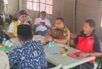 Pj Bupati Aceh Besar, Muhammad Iswanto mendengarkan laporan Kepala pelaksana BPBD Aceh Besar, Ridwan Jamil terkait distribusi air bersih saat meninjau Posko Pengendalian Siaga Darurat Kekeringan di halaman Kantor Camat Lhoknga, Kamis (11/7/2024). (Foto Acehstandar.com)