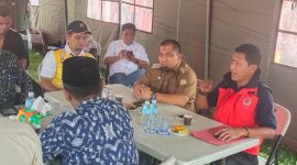 Pj Bupati Aceh Besar, Muhammad Iswanto mendengarkan laporan Kepala pelaksana BPBD Aceh Besar, Ridwan Jamil terkait distribusi air bersih saat meninjau Posko Pengendalian Siaga Darurat Kekeringan di halaman Kantor Camat Lhoknga, Kamis (11/7/2024). (Foto Acehstandar.com)