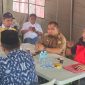 Pj Bupati Aceh Besar, Muhammad Iswanto mendengarkan laporan Kepala pelaksana BPBD Aceh Besar, Ridwan Jamil terkait distribusi air bersih saat meninjau Posko Pengendalian Siaga Darurat Kekeringan di halaman Kantor Camat Lhoknga, Kamis (11/7/2024). (Foto Acehstandar.com)