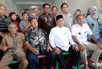 Bakal Calon Walikota Banda Aceh Hasanuddin (baju putih peci hitam) melakukan foto bersama dengan tim pemenangan usai konferensi pers dengan sejumlah awak media Senin (15/7/2024) di Sekretariat Bersama Ir.Hasanuddin, M.Si.(Foto : bandapos.com)