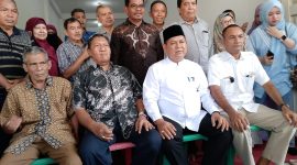 Bakal Calon Walikota Banda Aceh Hasanuddin (baju putih peci hitam) melakukan foto bersama dengan tim pemenangan usai konferensi pers dengan sejumlah awak media Senin (15/7/2024) di Sekretariat Bersama Ir.Hasanuddin, M.Si.(Foto : bandapos.com)