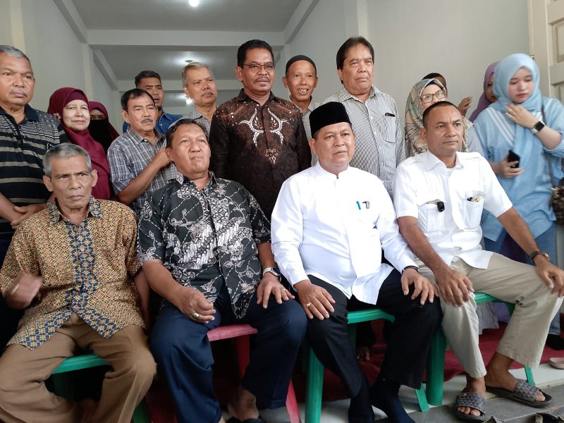 Bakal Calon Walikota Banda Aceh Hasanuddin (baju putih peci hitam) melakukan foto bersama dengan tim pemenangan usai konferensi pers dengan sejumlah awak media Senin (15/7/2024) di Sekretariat Bersama Ir.Hasanuddin, M.Si.(Foto : bandapos.com)