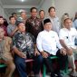 Bakal Calon Walikota Banda Aceh Hasanuddin (baju putih peci hitam) melakukan foto bersama dengan tim pemenangan usai konferensi pers dengan sejumlah awak media Senin (15/7/2024) di Sekretariat Bersama Ir.Hasanuddin, M.Si.(Foto : bandapos.com)